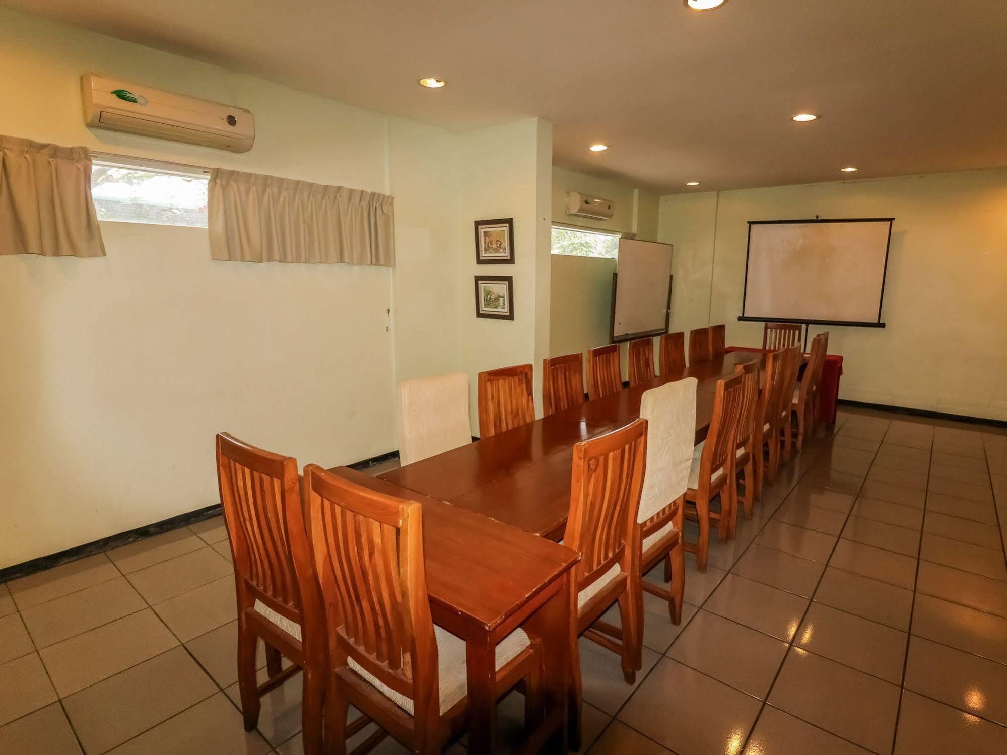 Hotel Nida Istana Baru 2*