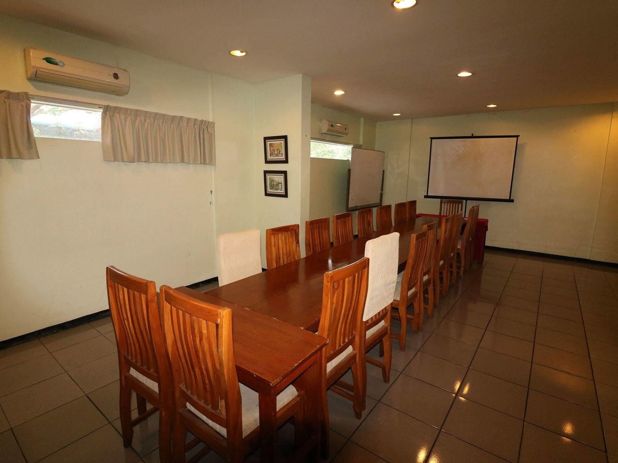 Hotel Nida Istana Baru 2*